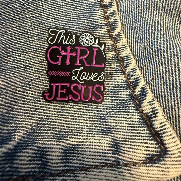 Pink pin 'This Girl Loves Jesus' Pin - Picture 6 of 7